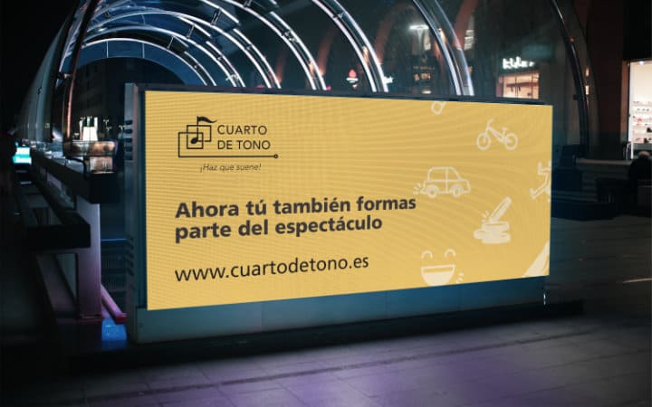 Advertising banner showing an ad for 'Cuarto de Tono' with a yellow background.