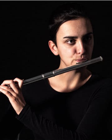 Portrait of María del Barrio Mardomingo in dark tones of the Cuarto de Tono ensemble.