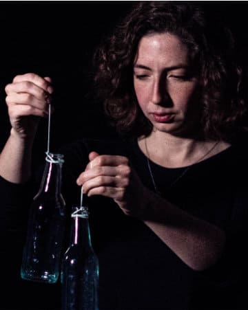 Portrait of Carolina Cerezo in dark tones of the Cuarto de Tono ensemble.