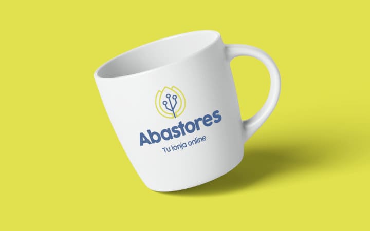 Una taza con el logotipo de Abastores y el eslogan de 'Tu lonja online'.