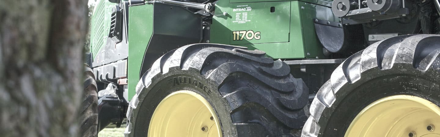 Primer plano de un tractor John Deere verde y amarillo en el que se puede apreciar los detalles de su tecnología.